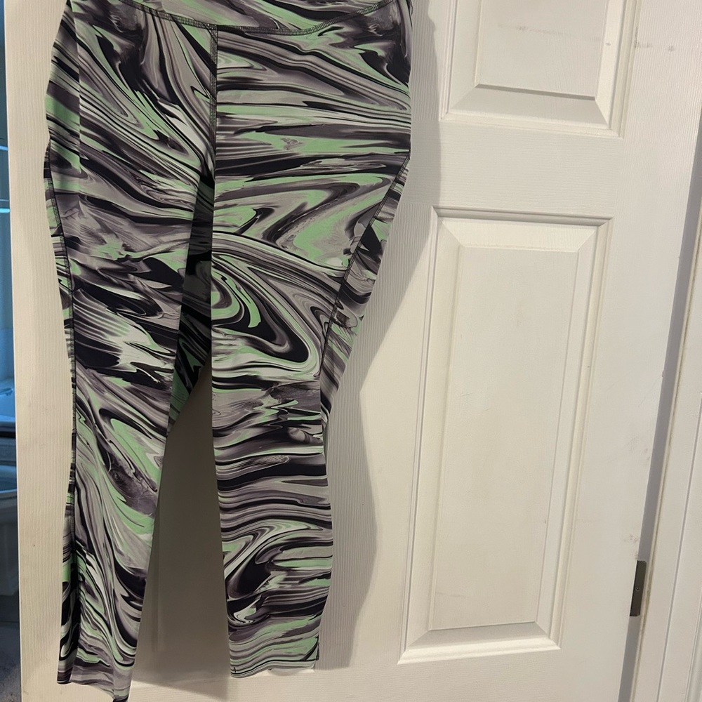 Lululemon Base Pace HR Crop 23" - Black/Green/Gray - Picture 3 of 3